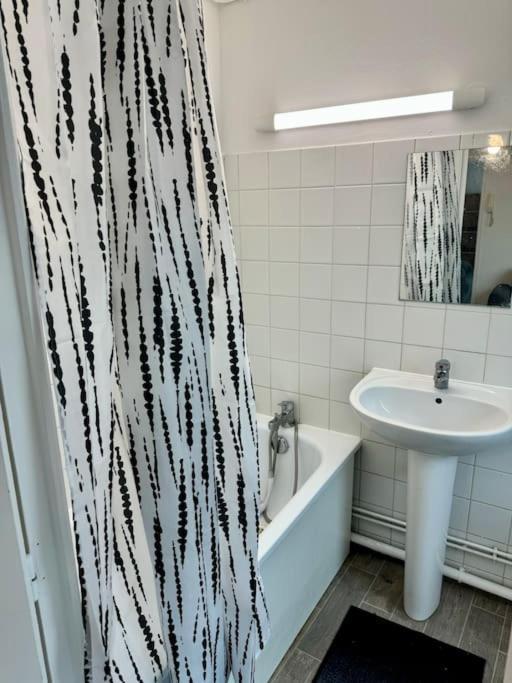 Superbe Appartement Tres Calme Et Confortable Реймс Екстериор снимка